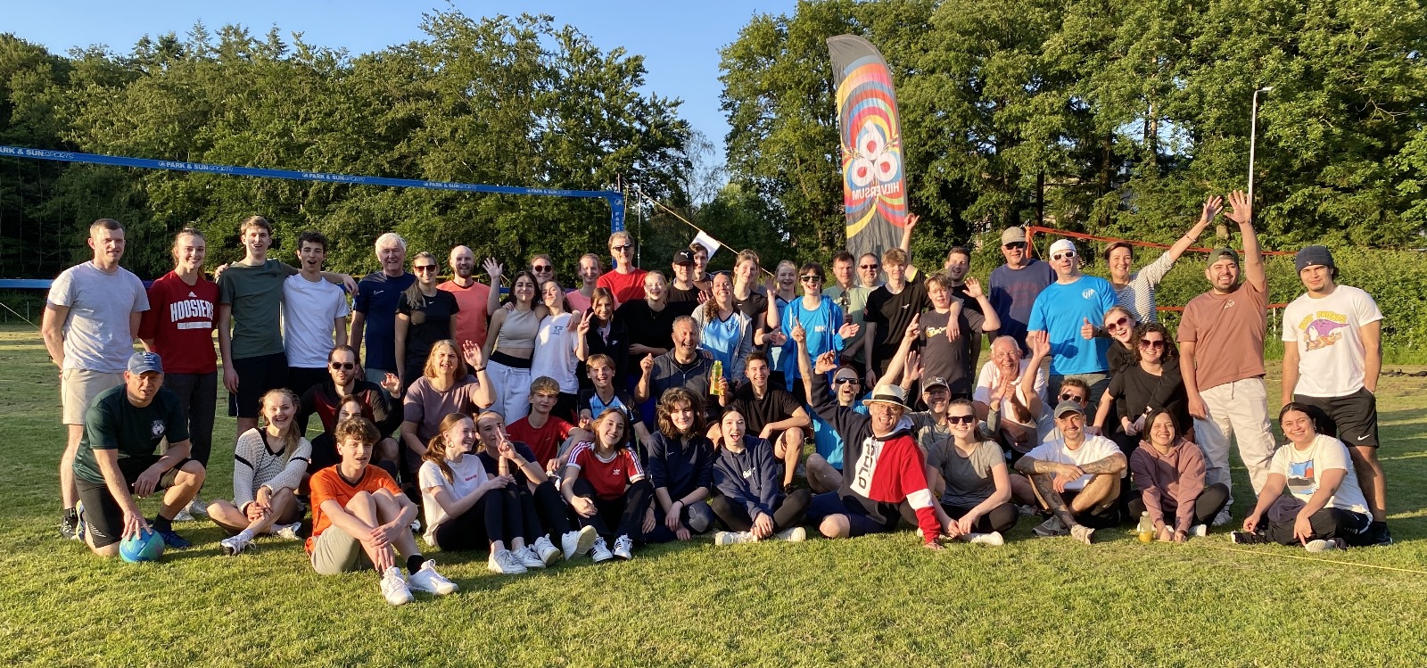 Fiets met materialen voor het buitenvolleybal