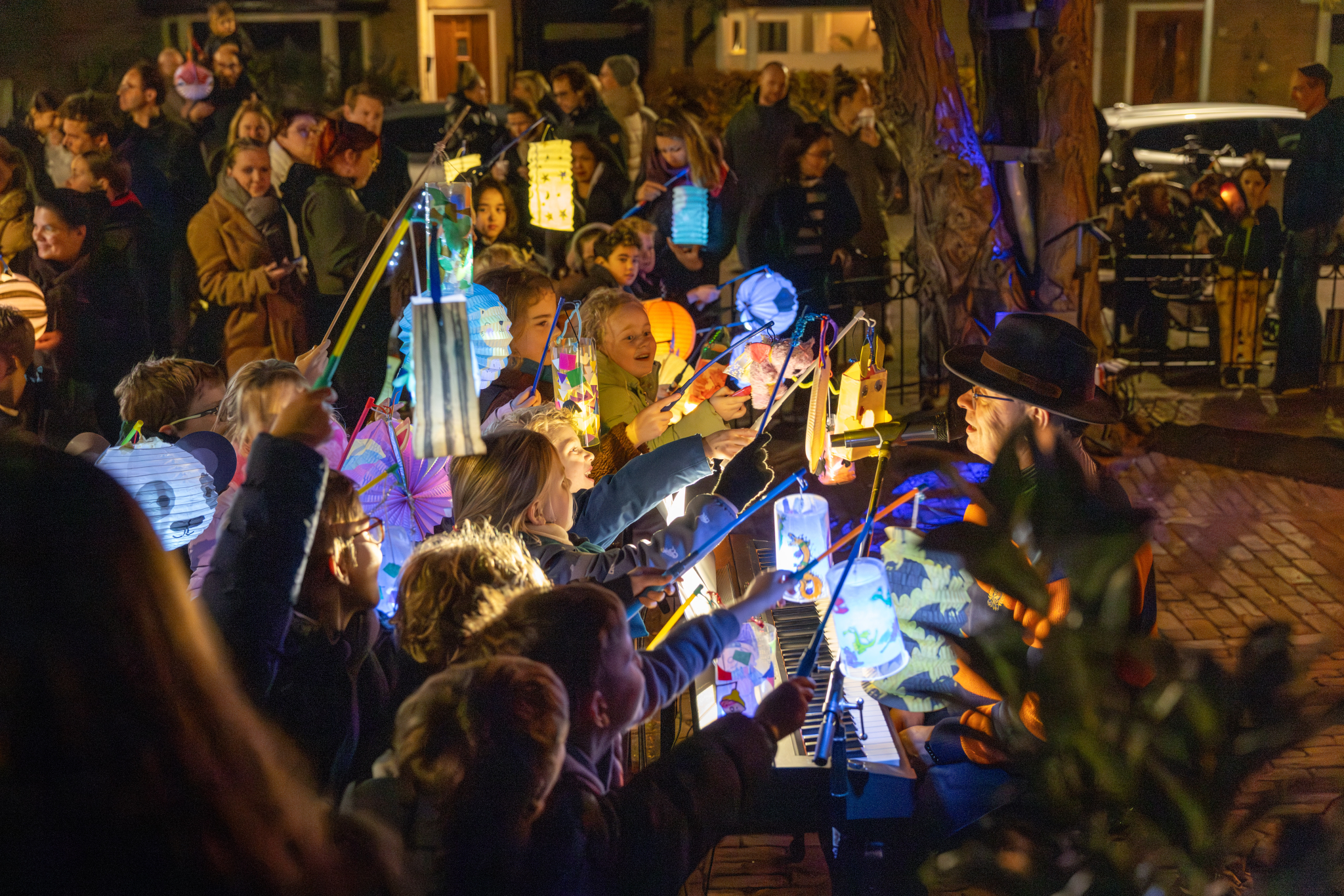 Lampionnen rond een muzikaal optreden